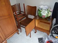 Houten kleerkast 4 deuren, dressoir 2 deuren met spiegel, 5 houten stoelen, 2 nachtkastjes, houten bijzettafel, 2 kandelaars, reiskoffer, aardewerk bloempot, enz - afbeelding 3 van  16