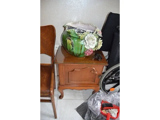 Houten kleerkast 4 deuren, dressoir 2 deuren met spiegel, 5 houten stoelen, 2 nachtkastjes, houten bijzettafel, 2 kandelaars, reiskoffer, aardewerk bloempot, enz - afbeelding 4 van  16