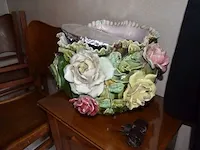 Houten kleerkast 4 deuren, dressoir 2 deuren met spiegel, 5 houten stoelen, 2 nachtkastjes, houten bijzettafel, 2 kandelaars, reiskoffer, aardewerk bloempot, enz - afbeelding 5 van  16