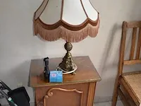 Houten kleerkast 4 deuren, dressoir 2 deuren met spiegel, 5 houten stoelen, 2 nachtkastjes, houten bijzettafel, 2 kandelaars, reiskoffer, aardewerk bloempot, enz - afbeelding 6 van  16
