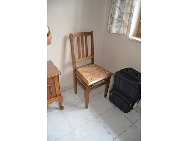 Houten kleerkast 4 deuren, dressoir 2 deuren met spiegel, 5 houten stoelen, 2 nachtkastjes, houten bijzettafel, 2 kandelaars, reiskoffer, aardewerk bloempot, enz - afbeelding 7 van  16