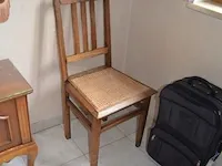 Houten kleerkast 4 deuren, dressoir 2 deuren met spiegel, 5 houten stoelen, 2 nachtkastjes, houten bijzettafel, 2 kandelaars, reiskoffer, aardewerk bloempot, enz - afbeelding 7 van  16