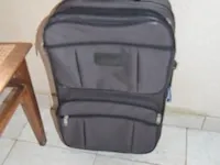 Houten kleerkast 4 deuren, dressoir 2 deuren met spiegel, 5 houten stoelen, 2 nachtkastjes, houten bijzettafel, 2 kandelaars, reiskoffer, aardewerk bloempot, enz - afbeelding 8 van  16