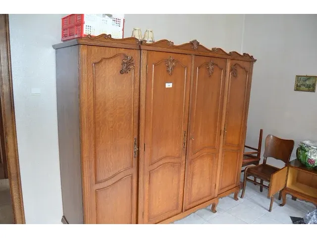 Houten kleerkast 4 deuren, dressoir 2 deuren met spiegel, 5 houten stoelen, 2 nachtkastjes, houten bijzettafel, 2 kandelaars, reiskoffer, aardewerk bloempot, enz - afbeelding 1 van  16