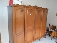 Houten kleerkast 4 deuren, dressoir 2 deuren met spiegel, 5 houten stoelen, 2 nachtkastjes, houten bijzettafel, 2 kandelaars, reiskoffer, aardewerk bloempot, enz - afbeelding 1 van  16