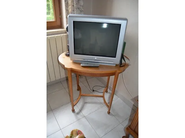 Houten kleerkast 4 deuren, dressoir 2 deuren met spiegel, 5 houten stoelen, 2 nachtkastjes, houten bijzettafel, 2 kandelaars, reiskoffer, aardewerk bloempot, enz - afbeelding 9 van  16