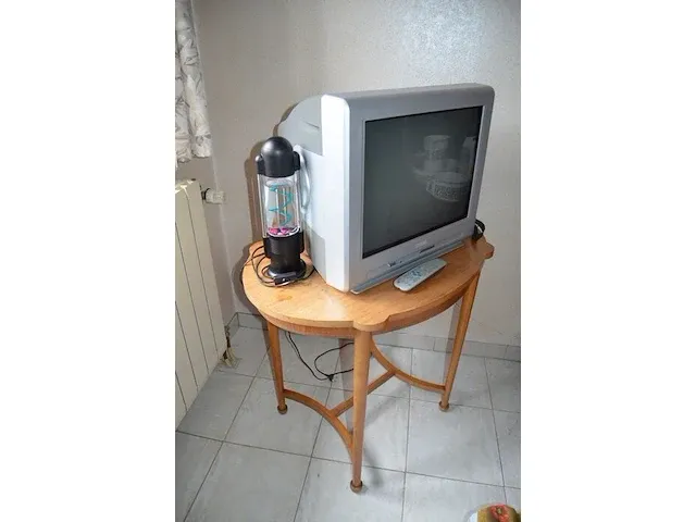 Houten kleerkast 4 deuren, dressoir 2 deuren met spiegel, 5 houten stoelen, 2 nachtkastjes, houten bijzettafel, 2 kandelaars, reiskoffer, aardewerk bloempot, enz - afbeelding 10 van  16