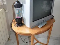 Houten kleerkast 4 deuren, dressoir 2 deuren met spiegel, 5 houten stoelen, 2 nachtkastjes, houten bijzettafel, 2 kandelaars, reiskoffer, aardewerk bloempot, enz - afbeelding 10 van  16