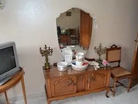 Houten kleerkast 4 deuren, dressoir 2 deuren met spiegel, 5 houten stoelen, 2 nachtkastjes, houten bijzettafel, 2 kandelaars, reiskoffer, aardewerk bloempot, enz - afbeelding 11 van  16