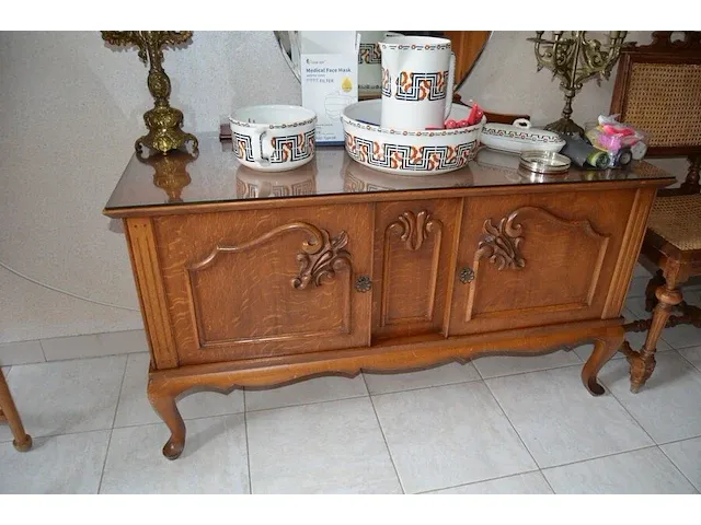 Houten kleerkast 4 deuren, dressoir 2 deuren met spiegel, 5 houten stoelen, 2 nachtkastjes, houten bijzettafel, 2 kandelaars, reiskoffer, aardewerk bloempot, enz - afbeelding 12 van  16