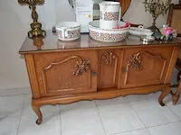 Houten kleerkast 4 deuren, dressoir 2 deuren met spiegel, 5 houten stoelen, 2 nachtkastjes, houten bijzettafel, 2 kandelaars, reiskoffer, aardewerk bloempot, enz - afbeelding 12 van  16