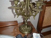 Houten kleerkast 4 deuren, dressoir 2 deuren met spiegel, 5 houten stoelen, 2 nachtkastjes, houten bijzettafel, 2 kandelaars, reiskoffer, aardewerk bloempot, enz - afbeelding 15 van  16