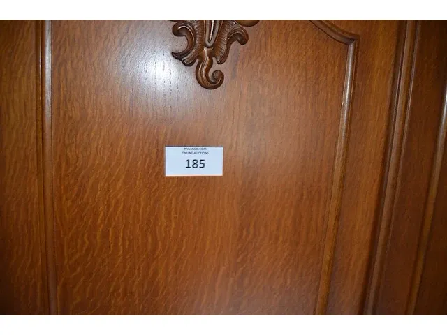 Houten kleerkast 4 deuren, dressoir 2 deuren met spiegel, 5 houten stoelen, 2 nachtkastjes, houten bijzettafel, 2 kandelaars, reiskoffer, aardewerk bloempot, enz - afbeelding 16 van  16