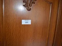Houten kleerkast 4 deuren, dressoir 2 deuren met spiegel, 5 houten stoelen, 2 nachtkastjes, houten bijzettafel, 2 kandelaars, reiskoffer, aardewerk bloempot, enz - afbeelding 16 van  16