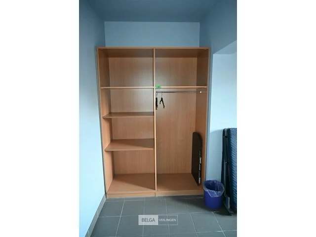 Houten kleerkast - afbeelding 1 van  4