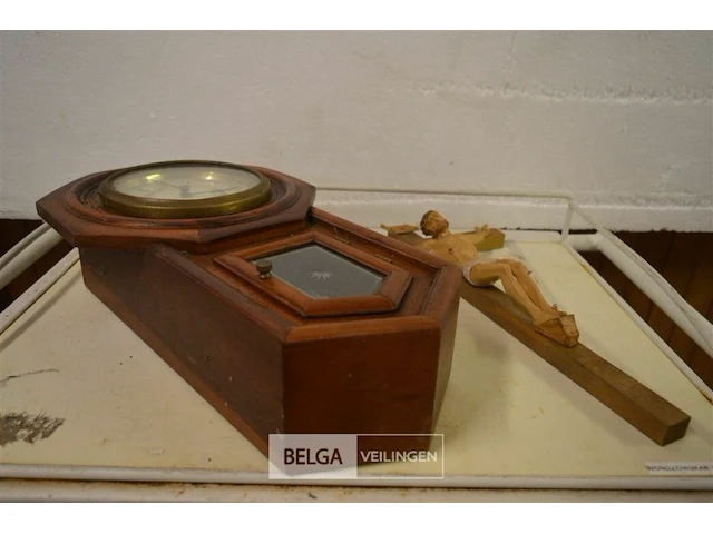 Houten kruis met klok - afbeelding 1 van  3