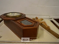 Houten kruis met klok - afbeelding 1 van  3