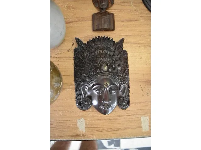 Houten kruisbeeld, houten boedha, houten sierstuk, 2 aardenkruiken, houten masker - afbeelding 3 van  8