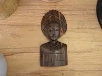 Houten kruisbeeld, houten boedha, houten sierstuk, 2 aardenkruiken, houten masker - afbeelding 4 van  8