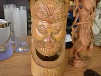 Houten kruisbeeld, houten boedha, houten sierstuk, 2 aardenkruiken, houten masker - afbeelding 6 van  8