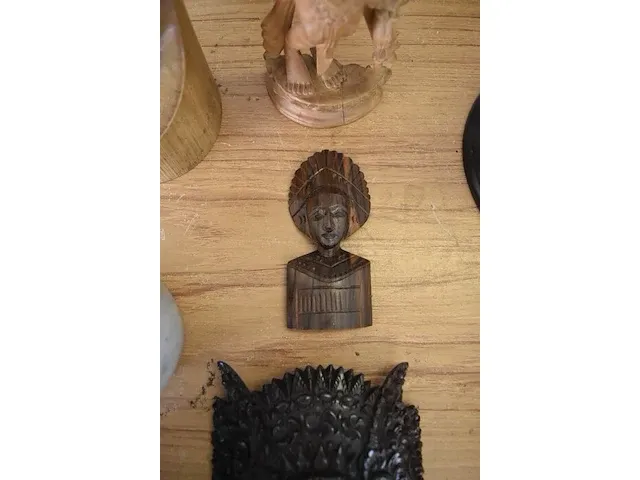 Houten kruisbeeld, houten boedha, houten sierstuk, 2 aardenkruiken, houten masker - afbeelding 4 van  8