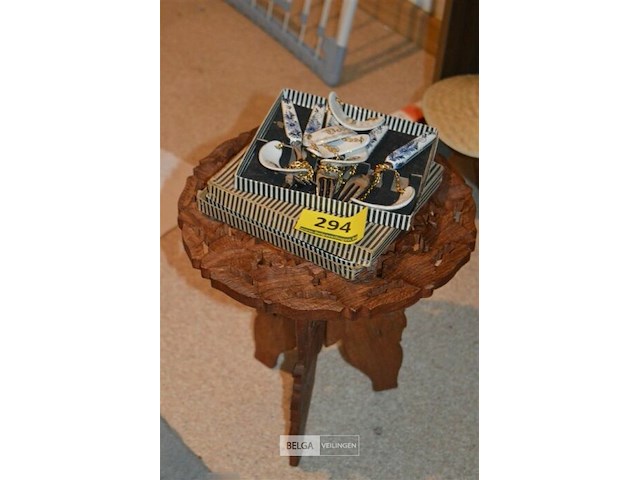 Houten krukje + bestekdoos - afbeelding 1 van  2