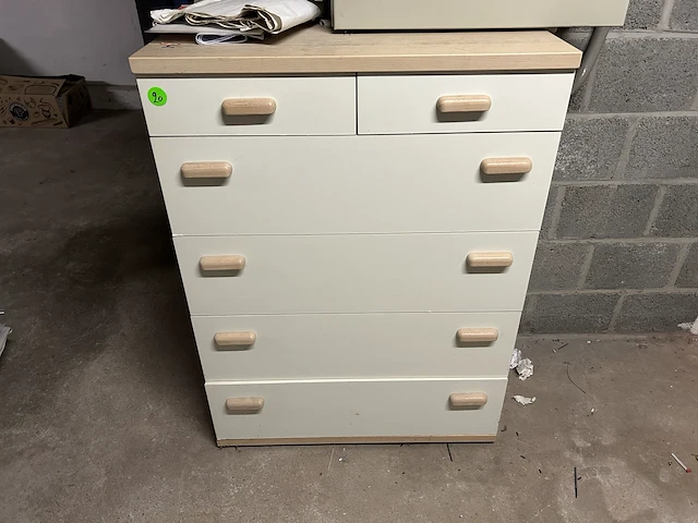 Houten ladekast met inhoud (linnen buffet) - afbeelding 1 van  6