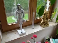 Houten ladenkast 5 laden, ijzeren tafeltje dambord blad, houten plantenstaander, barometer, 4 bloempotten met planten, diverse sierstukken - afbeelding 3 van  12