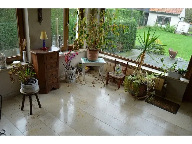 Houten ladenkast 5 laden, ijzeren tafeltje dambord blad, houten plantenstaander, barometer, 4 bloempotten met planten, diverse sierstukken - afbeelding 1 van  12