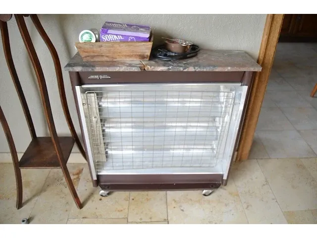 Houten ladenkast 5 laden, ijzeren tafeltje dambord blad, houten plantenstaander, barometer, 4 bloempotten met planten, diverse sierstukken - afbeelding 5 van  12