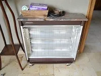 Houten ladenkast 5 laden, ijzeren tafeltje dambord blad, houten plantenstaander, barometer, 4 bloempotten met planten, diverse sierstukken - afbeelding 5 van  12
