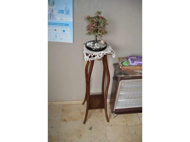 Houten ladenkast 5 laden, ijzeren tafeltje dambord blad, houten plantenstaander, barometer, 4 bloempotten met planten, diverse sierstukken - afbeelding 6 van  12