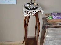 Houten ladenkast 5 laden, ijzeren tafeltje dambord blad, houten plantenstaander, barometer, 4 bloempotten met planten, diverse sierstukken - afbeelding 6 van  12