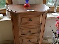 Houten ladenkast 5 laden, ijzeren tafeltje dambord blad, houten plantenstaander, barometer, 4 bloempotten met planten, diverse sierstukken - afbeelding 12 van  12