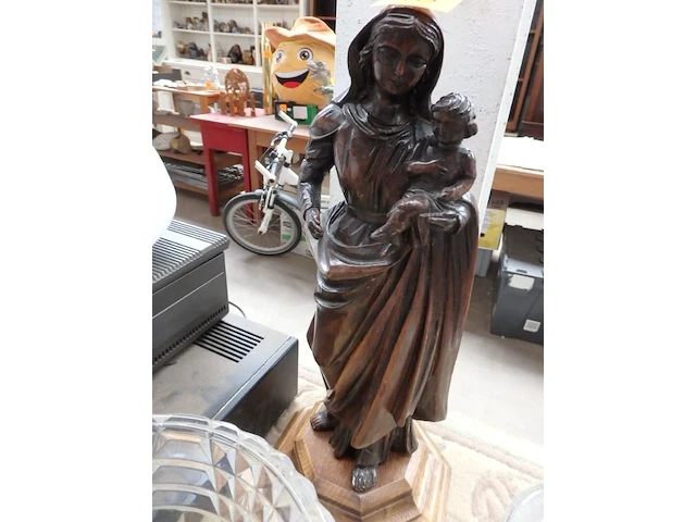 Houten madonna met kind op voet hoogte 50 cm - afbeelding 1 van  2