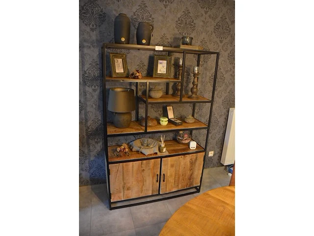 Houten met zwart metalen rek 5 leggers 2 deuren, diverse sierstukken - afbeelding 1 van  5