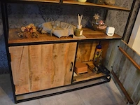 Houten met zwart metalen rek 5 leggers 2 deuren, diverse sierstukken - afbeelding 2 van  5
