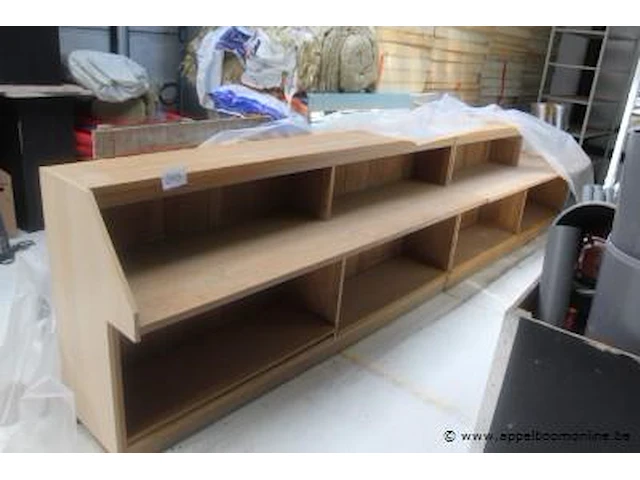 Houten meubel (staande op eerste verdieping) - afbeelding 1 van  1