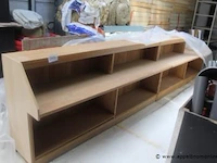 Houten meubel (staande op eerste verdieping) - afbeelding 1 van  1