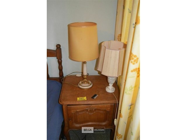 Houten nachtkastje met lamp - afbeelding 1 van  3