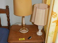 Houten nachtkastje met lamp - afbeelding 1 van  3