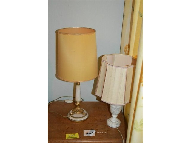 Houten nachtkastje met lamp - afbeelding 2 van  3