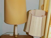 Houten nachtkastje met lamp - afbeelding 2 van  3