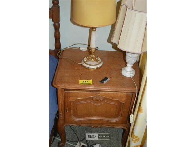 Houten nachtkastje met lamp - afbeelding 3 van  3