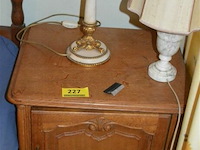 Houten nachtkastje met lamp - afbeelding 3 van  3