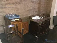 Houten opbergkast met inhoud - afbeelding 1 van  5