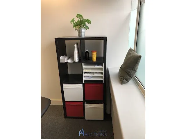 Houten opbergkast met tafel en wandklokje - afbeelding 2 van  6