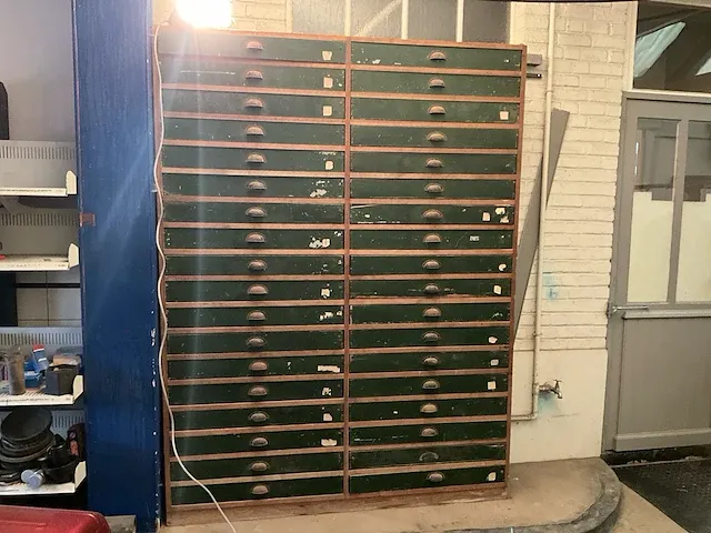 Houten opbergkast van plm. 165 x 35 x 223 cm hoog, vv 36 schuiven - afbeelding 1 van  5