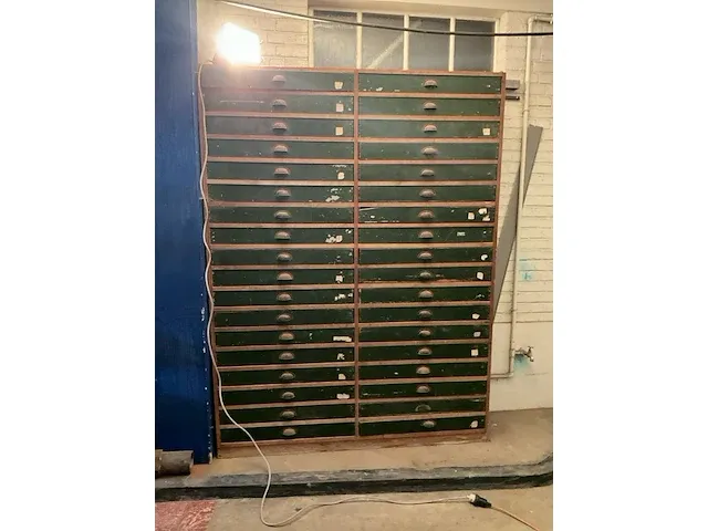 Houten opbergkast van plm. 165 x 35 x 223 cm hoog, vv 36 schuiven - afbeelding 2 van  5