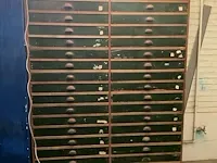 Houten opbergkast van plm. 165 x 35 x 223 cm hoog, vv 36 schuiven - afbeelding 2 van  5